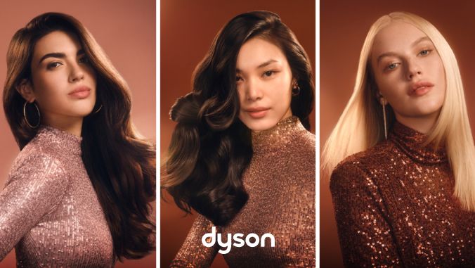 Kopfhörer liegen auf einem hellen Untergrund.